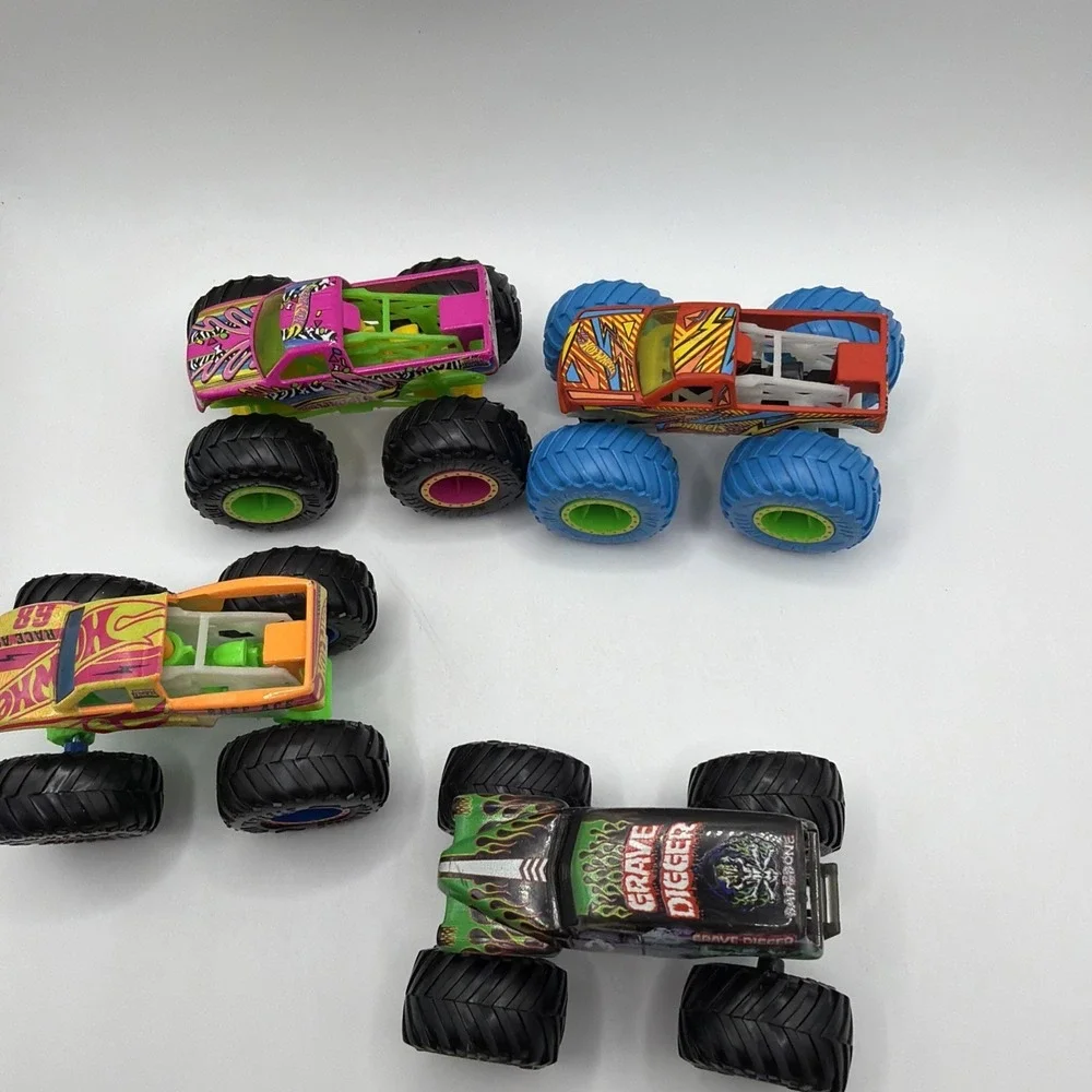 Hot Wheels Monster Trucks Lot‎ 4 Grave Digger Bone Shaker Diecast Cars